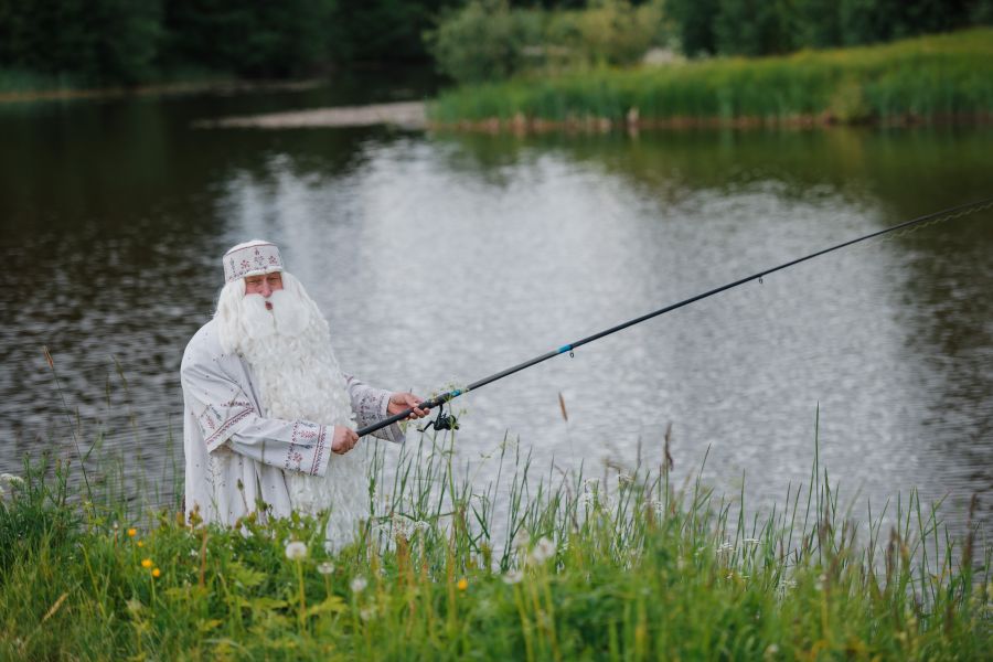 Чем Дед Мороз занят летом?